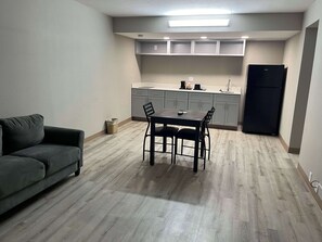 炉灶、冰柜、餐桌