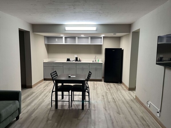 Stovetop, freezer, dining tables - Studio 6 Suites West Memphis, AR - Memphis (West Memphis)