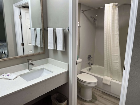 Bathtub, towels, soap, shampoo. Studio 6 Suites West Memphis, AR - Memphis