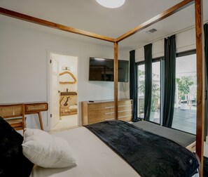 3 bedrooms, desk, iron/ironing board, free WiFi