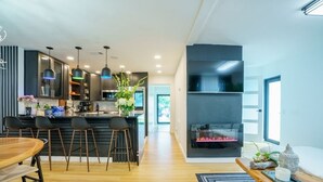 Unclassified image, 3 of 24, button - Smart Home, close to Airport & Beach etc. (Hollywood)