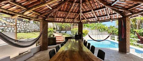 تناول الطعام بالخارج