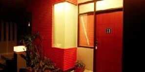 Habitación Deluxe, 1 habitación, para no fumadores, piso ejecutivo | Área de sala de estar | Televisión LED y reproductor de DVD 