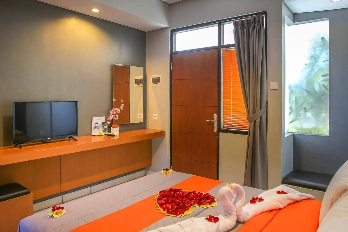 Desk, laptop workspace, iron/ironing board, free WiFi