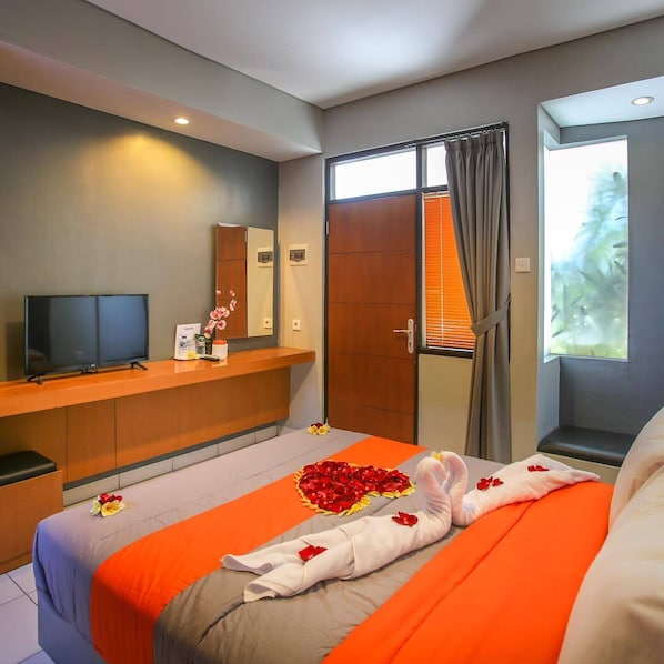 Desk, laptop workspace, iron/ironing board, free WiFi