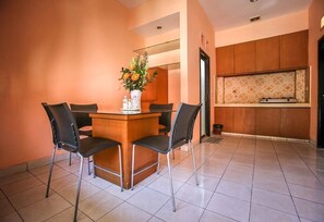 In-room dining - Love residence (Denpasar)
