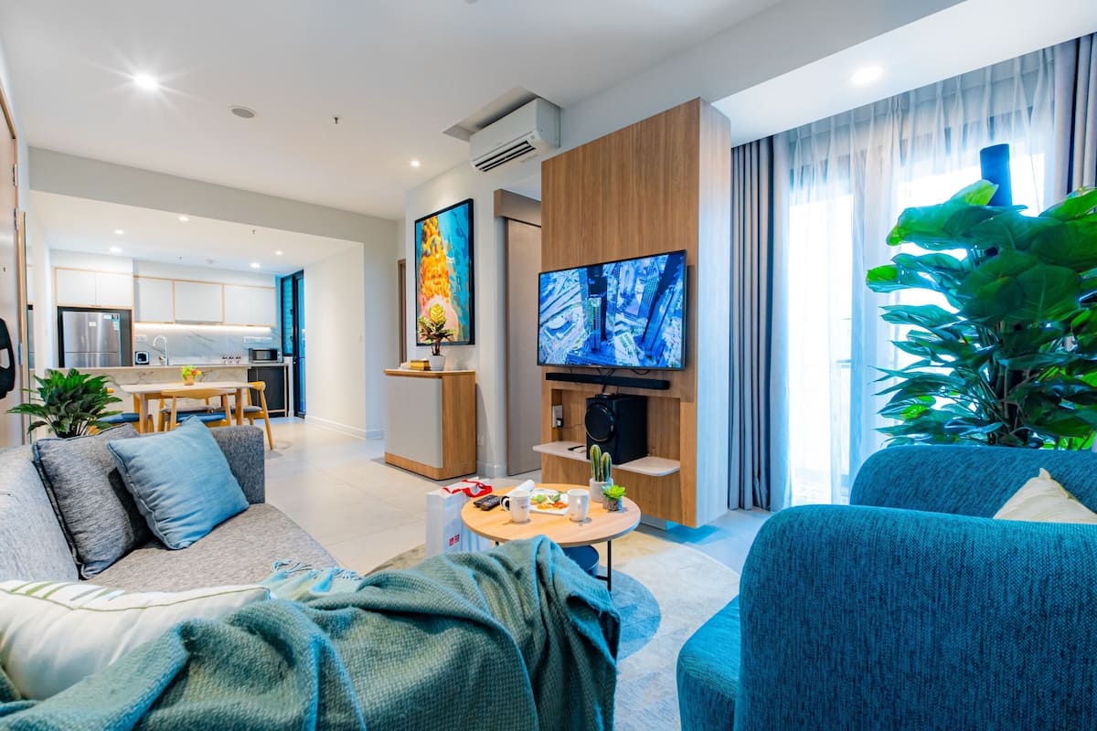 Apartamento luxo | Área de estar | Smart TV 55 polegadas com canais digitais, filmes pagos