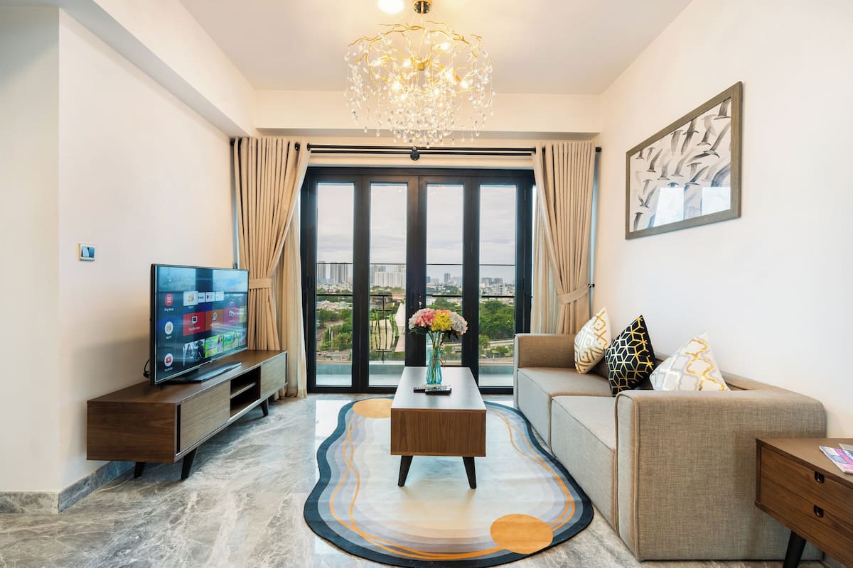 Apartamento panorâmico | Área de estar | Smart TV 55 polegadas com canais digitais, filmes pagos