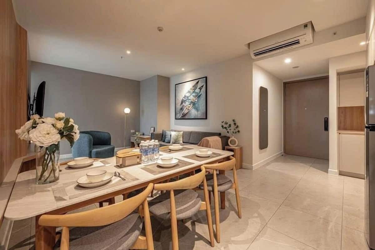 Apartamento grand | Área de estar | Smart TV 55 polegadas com canais digitais, filmes pagos