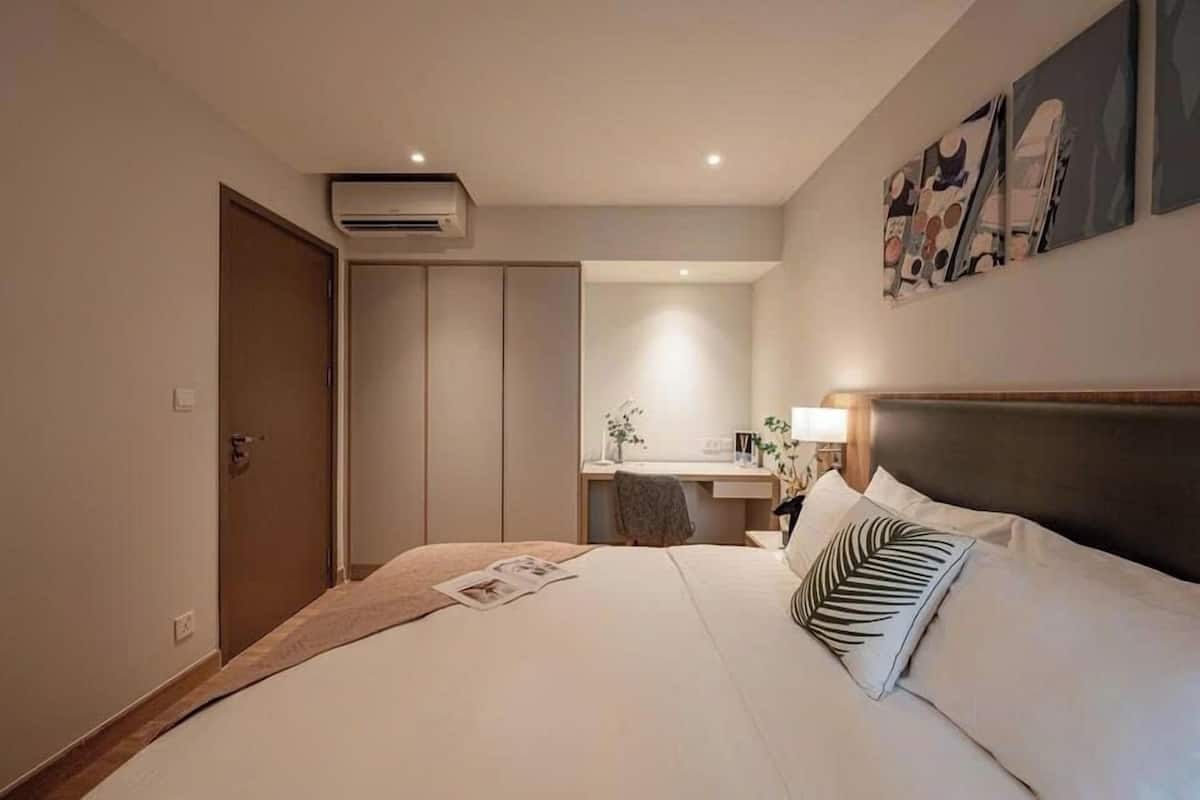 City Apartment | 3 bedrooms, premium bedding, down comforters, pillowtop beds