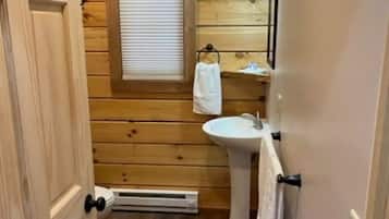 Serviettes fournies, savon, papier toilette