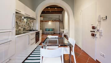 Appartamento Comfort | Cucina privata | Frigorifero, forno, piano cottura, pentole/stoviglie/utensili