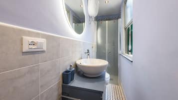 Ducha, secador de pelo, toallas, papel higiénico