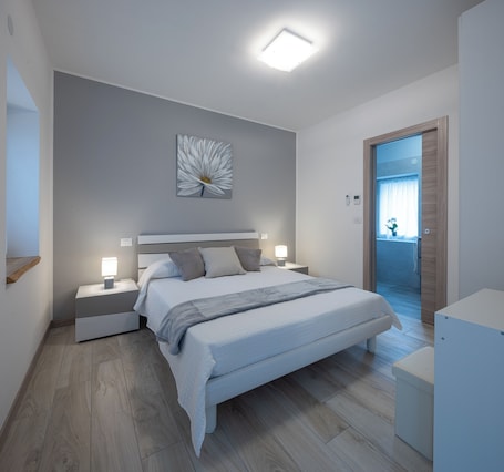 Muebles diferentes, escritorio y espacio para trabajar con laptop . Vigna degli Angeli