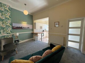 Apartment, 1 Queen Bed | Living area