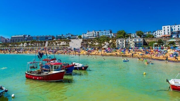 A coastal town with a beach, boats, and buildings. - Cosy Coach House Garden Apt by the Sea Res Parking (Broadstairs)