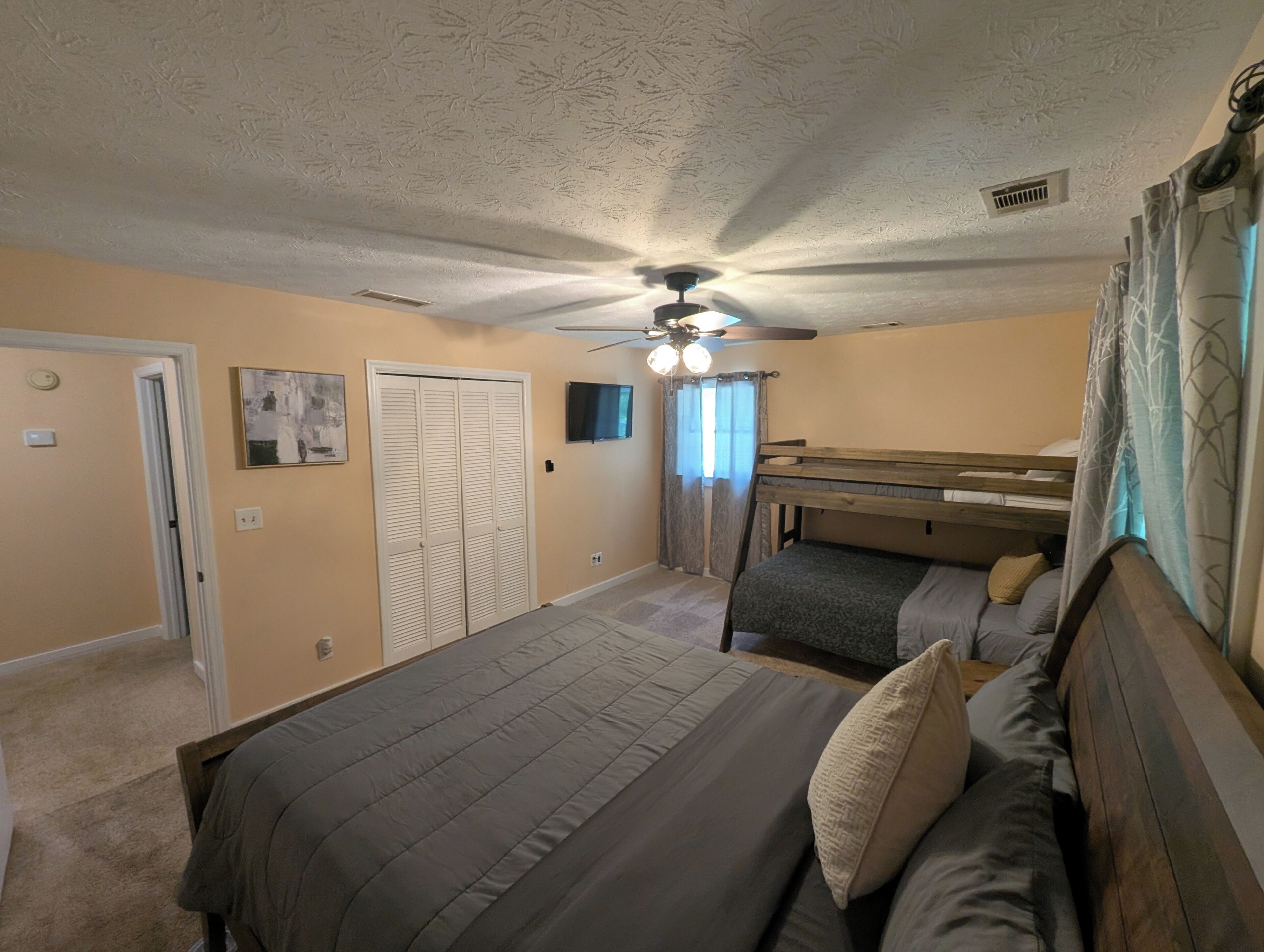 4 bedrooms, WiFi (free), bed sheets