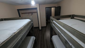4 bedrooms, WiFi (free), bed sheets