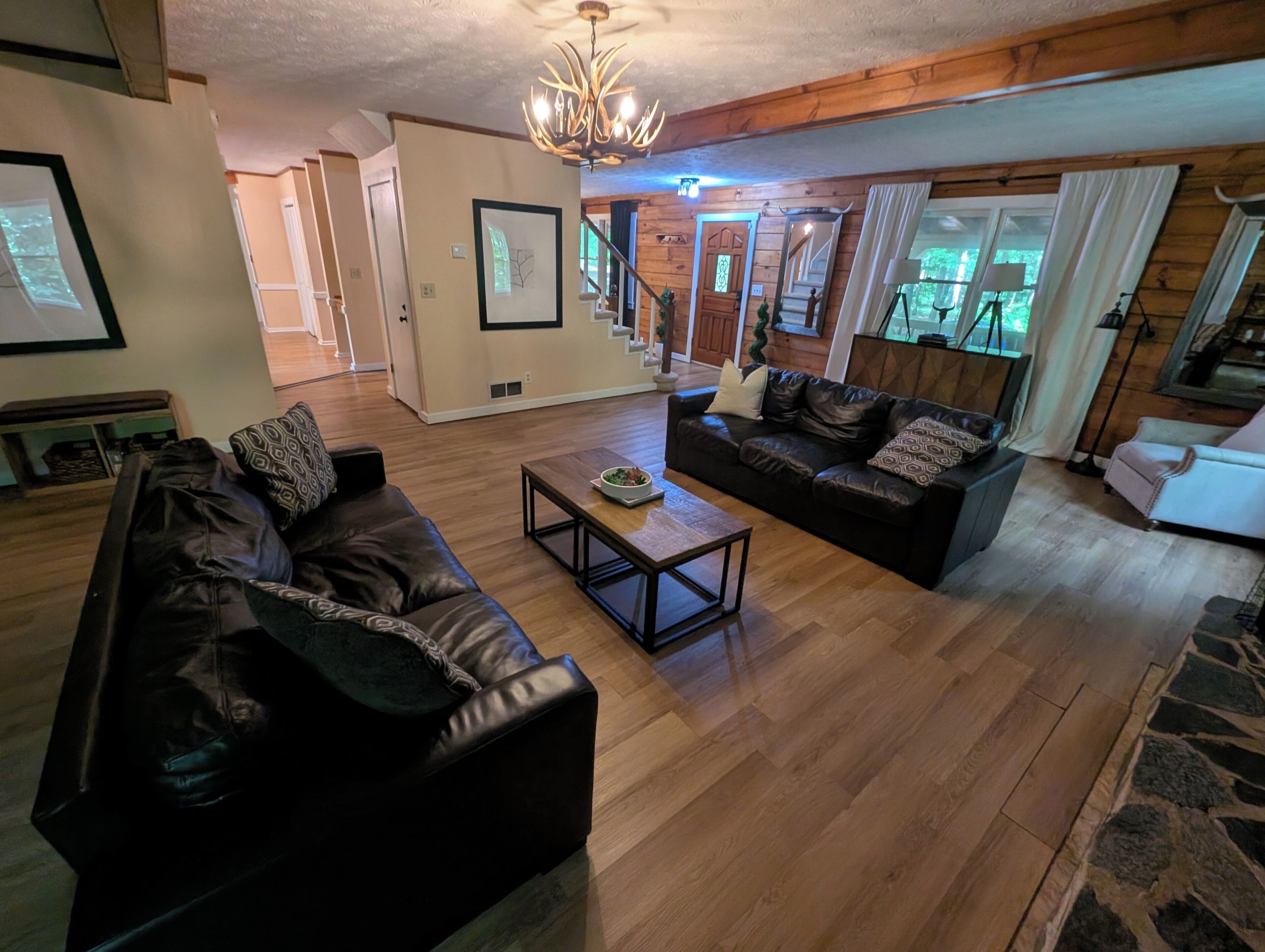 智能电视、壁炉、书