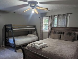 4 bedrooms, free WiFi, bed sheets