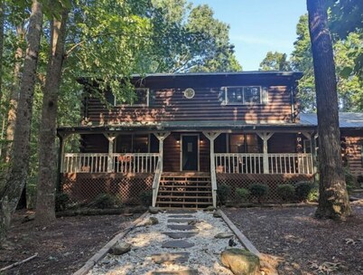 NEWLY RENOVATED Cozy Elegant Cabin Good for Large Groups