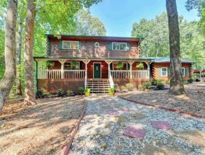 NEWLY RENOVATED Cozy Elegant Cabin Good for Large Groups