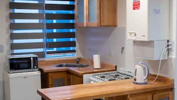Tủ lạnh, lò vi sóng, bếp nấu, dụng cụ pha cà phê/trà