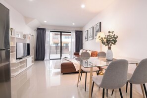 Skrivebord, blendingsgardiner og strykejern/-brett