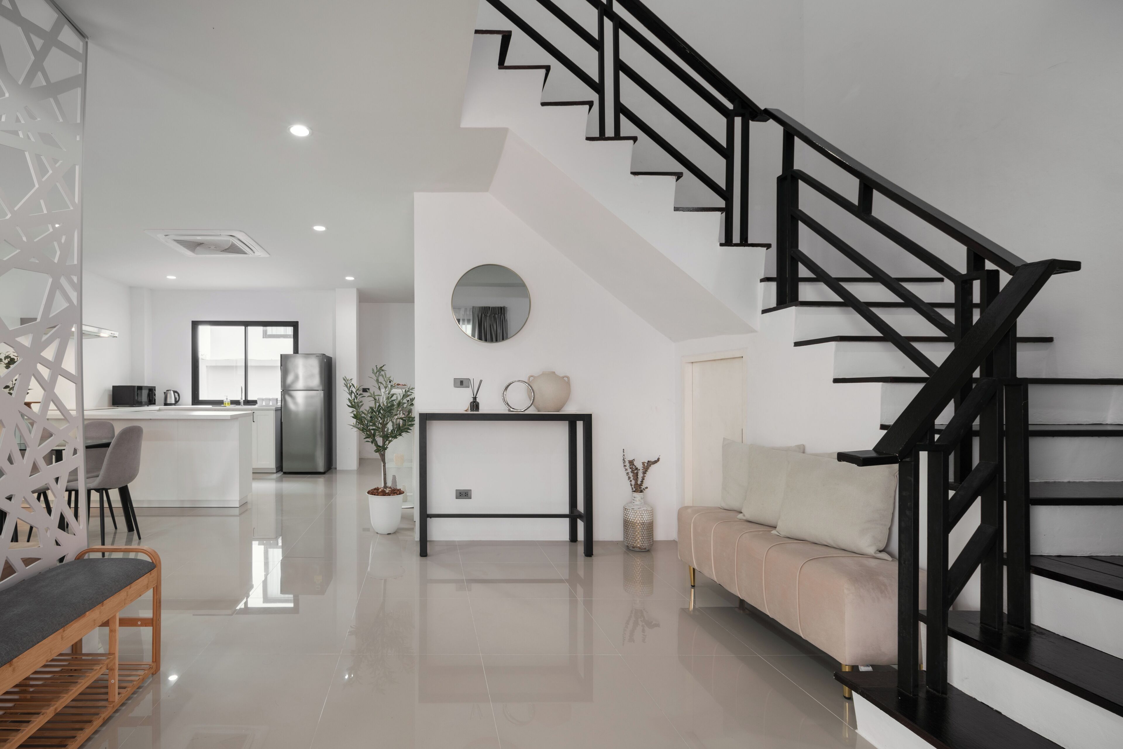 Skrivebord, blendingsgardiner og strykejern/-brett