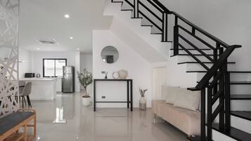 Escritorio, cortinas blackout y tabla de planchar con plancha