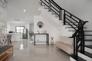 Escritorio, cortinas opacas, tabla de planchar con plancha