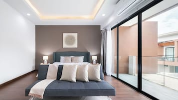 4 bedrooms, desk, blackout curtains, iron/ironing board