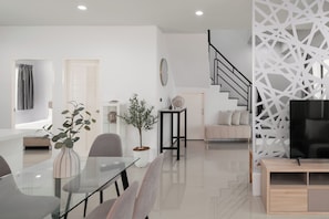 Desk, blackout drapes, iron/ironing board, free cribs/infant beds - Chao Wilai Residence | Naiyang Beach | HKT Airport (Sa Khu)