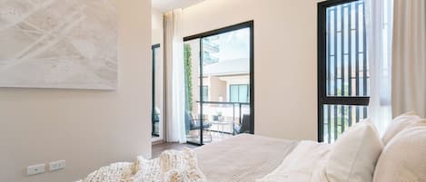 4 camere, una scrivania, tende oscuranti, ferro/asse da stiro