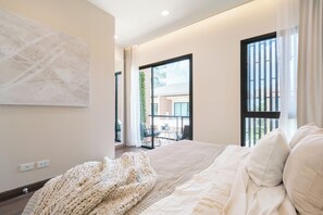 Een bureau, verduisterende gordijnen, een strijkplank/strijkijzer