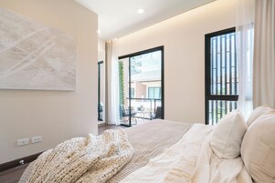 Escritorio, cortinas opacas, tabla de planchar con plancha