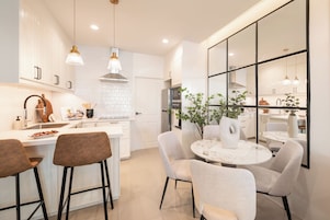 Escritorio, cortinas blackout y tabla de planchar con plancha