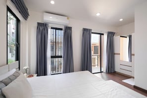 4 bedrooms, desk, blackout curtains, iron/ironing board