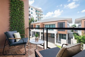 Skrivebord, blendingsgardiner og strykejern/-brett