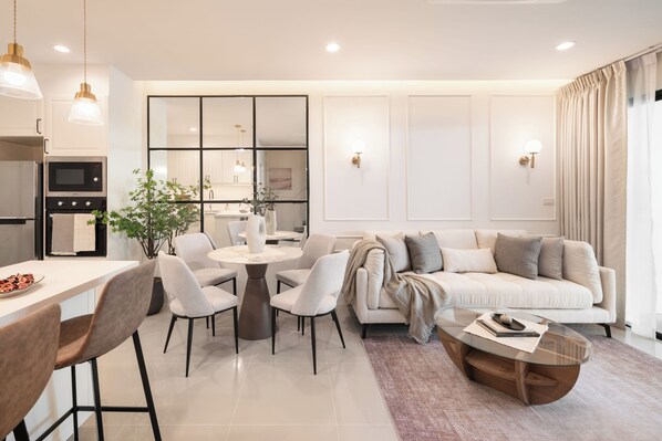 Een bureau, verduisterende gordijnen, een strijkplank/strijkijzer