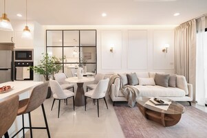 Escritorio, cortinas opacas, tabla de planchar con plancha