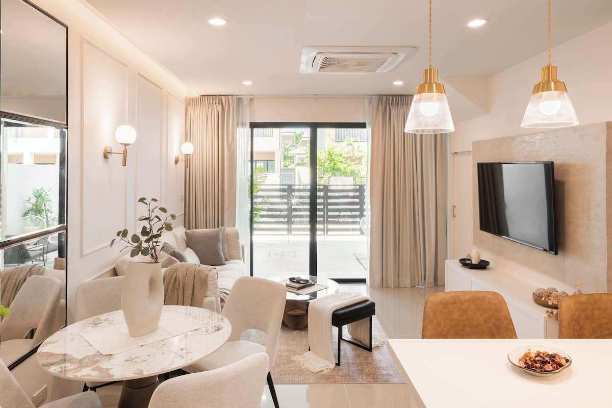 4 chambres, bureau, rideaux occultants, fer et planche à repasser