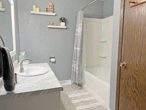 Secadora de cabello, toallas, jabón, shampoo 