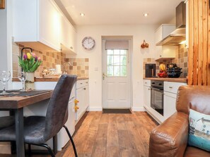 Fridge, electric kettle, toaster, cookware/dishes/utensils - Inny Brook Cottage (Camelford)