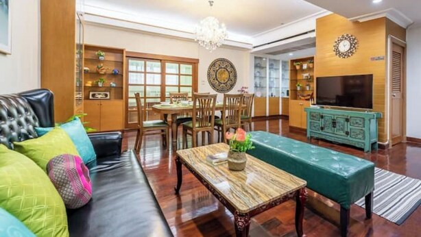 Olohuoneessa on sohva, sohvapöytä, ruokailutila tuoleineen ja televisio.