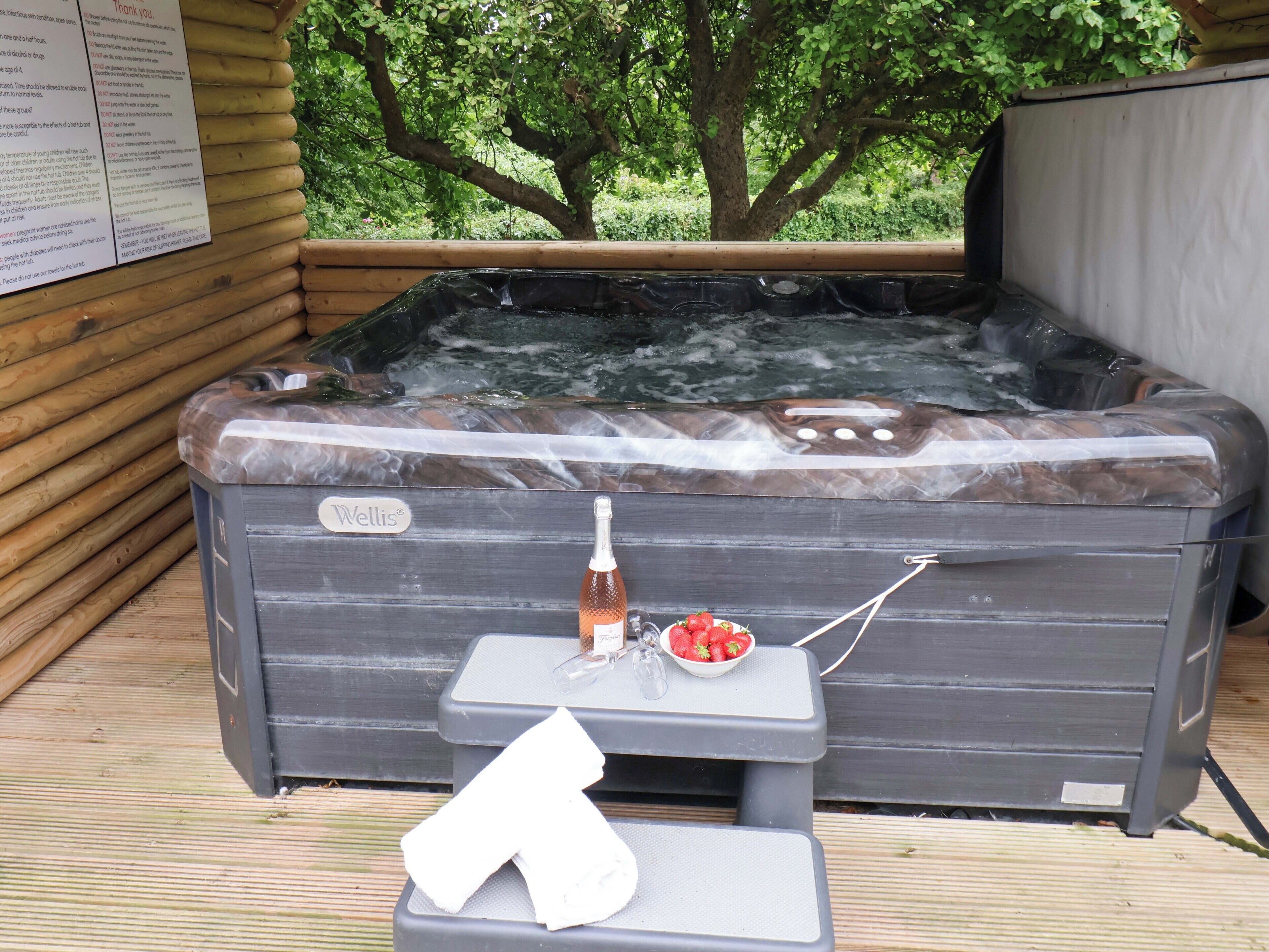 Cottage | Outdoor spa tub