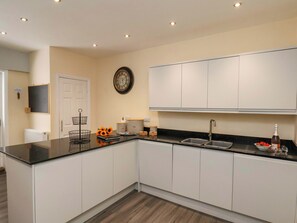 Cottage | Private kitchen | Fridge, dishwasher, electric kettle, toaster - Hazelgarth House (Filey)