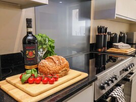 Refrigerador, lavavajillas, tetera/pava eléctrica, tostadora