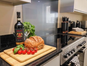 Mökki | Yksityinen keittiö | Jääkaappi, astianpesukone, vedenkeitin, leivänpaahdin