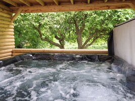 Sumarhús | Heitur pottur utandyra